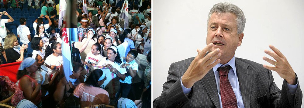 Organizações feministas e de mulheres elaboraram uma carta com reivindicações que deve ser entregue ainda nesta semana ao governador eleito do Distrito Federal, Rodrigo Rollemberg (PSB); entre as principais demandas, está a manutenção, com status de secretaria, da pasta de Mulheres criada no governo de Agnelo Queiroz (PT); a categoria teme pelo destino da secretaria diante dos planos de Rollemberg de enxugamento da máquina pública a partir da extinção ou reestruturação de órgãos e cargos comissionados (Foto: Leonardo Araújo) Organizações feministas e de mulheres elaboraram uma carta com reivindicações que deve ser entregue ainda nesta semana ao governador eleito do Distrito Federal, Rodrigo Rollemberg (PSB); entre as principais demandas, está a manutenção, com status de secretaria, da pasta de Mulheres criada no governo de Agnelo Queiroz (PT); a categoria teme pelo destino da secretaria diante dos planos de Rollemberg de enxugamento da máquina pública a partir da extinção ou reestruturação de órgãos e cargos comissionados