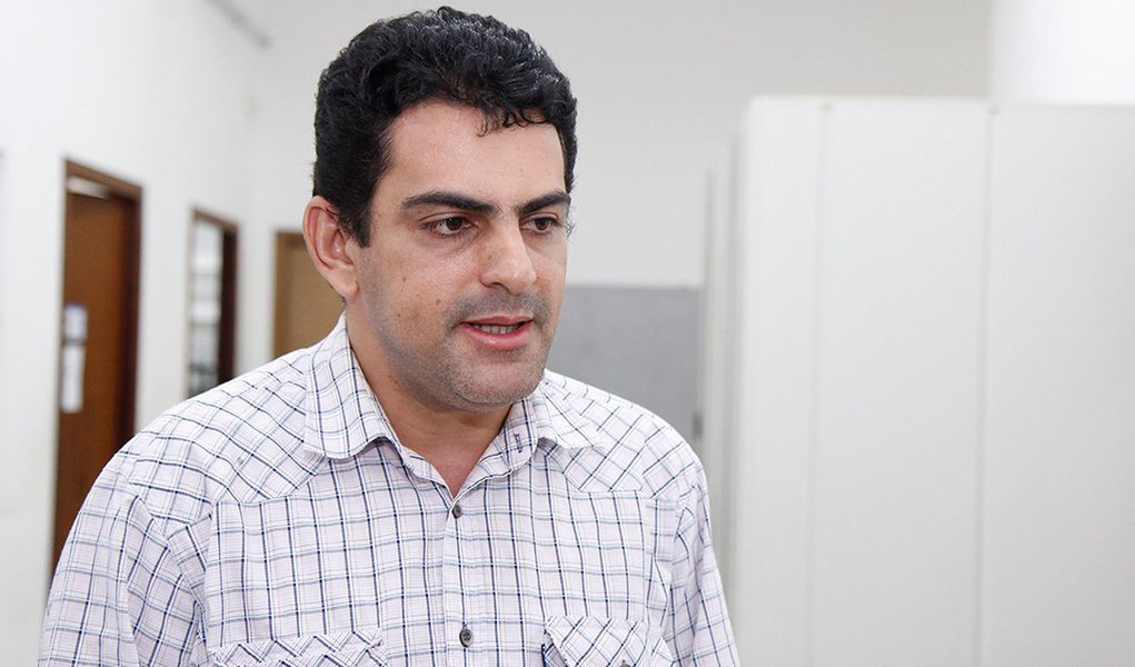 Músico Toninho Borges entregou o cargo de Diretor de Arte e Cultura da Secretaria de Educação e Cultura do estado; motivo informado pelo músico foi não conseguir conciliar sua agenda profissional com os compromissos à frente da Diretoria; presidente do Conselho Estadual de Cultura, Marcelo Lopes, foi nomeado para o cargo e prometeu dar seguimento à implantação do Sistema Estadual de Cultura; "O objetivo é desenvolver um trabalho para termos uma política pública na área cultural que atenda a classe artística e a sociedade em geral", disse Lopes
(Foto: Aquiles Lins) Músico Toninho Borges entregou o cargo de Diretor de Arte e Cultura da Secretaria de Educação e Cultura do estado; motivo informado pelo músico foi não conseguir conciliar sua agenda profissional com os compromissos à frente da Diretoria; presidente do Conselho Estadual de Cultura, Marcelo Lopes, foi nomeado para o cargo e prometeu dar seguimento à implantação do Sistema Estadual de Cultura; "O objetivo é desenvolver um trabalho para termos uma política pública na área cultural que atenda a classe artística e a sociedade em geral", disse Lopes
