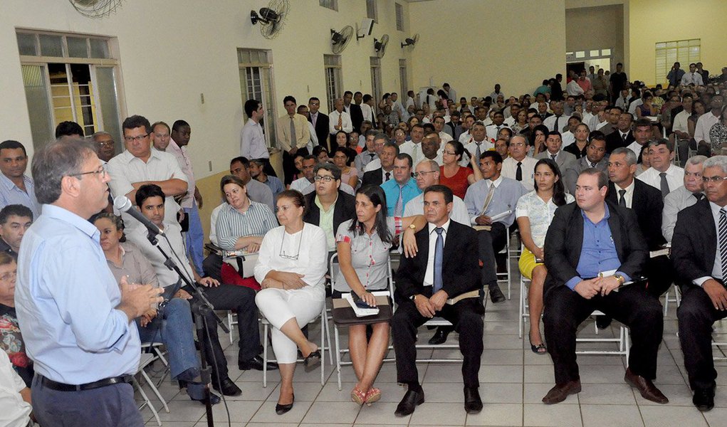 O candidato a governador Marcelo Miranda, da coligação "A experiência faz a mudança", se reuniu na noite dessa segunda-feira, 1º, em Gurupi, com mais de 400 fiéis da Igreja Assembléia de Deus de Gurupi; Marcelo prometeu intensificar políticas em prol da família e da juventude; "Vamos resgatar os jovens do crack e através de programas de qualificação profissional, do primeiro emprego, de esporte e lazer, vamos juntos com as instituições filantrópicas, religiosas, mudar esta triste realidade", afirmou (Foto: Aquiles Lins) O candidato a governador Marcelo Miranda, da coligação "A experiência faz a mudança", se reuniu na noite dessa segunda-feira, 1º, em Gurupi, com mais de 400 fiéis da Igreja Assembléia de Deus de Gurupi; Marcelo prometeu intensificar políticas em prol da família e da juventude; "Vamos resgatar os jovens do crack e através de programas de qualificação profissional, do primeiro emprego, de esporte e lazer, vamos juntos com as instituições filantrópicas, religiosas, mudar esta triste realidade", afirmou