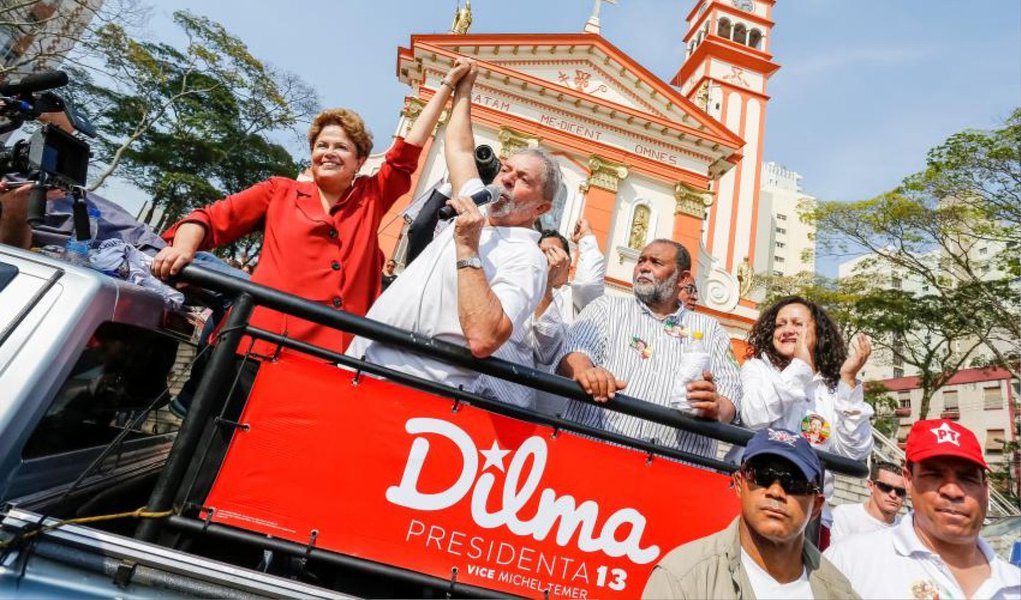 Ex-presidente Lula afirmou nesta terça (2), em São Bernardo do Campo, no Estado de São Paulo, que o eleitor "não tem duas escolhas nem uma e meia" para fazer o país continuar avançando econômica e socialmente, sem ser "subordinado ao sistema financeiro"; ele disse ainda ter certeza que a razão vai prevalecer nesta eleição. "Eu tenho fé nesse povo, em Deus, que no dia 5 de outubro valerá a razão, o coração e reconhecimento do povo brasileiro a uma mulher que apanhou, foi torturada, foi massacrada por um setor da imprensa desse país e nem assim essa mulher se curvou", disse (Foto: Valter Lima) Ex-presidente Lula afirmou nesta terça (2), em São Bernardo do Campo, no Estado de São Paulo, que o eleitor "não tem duas escolhas nem uma e meia" para fazer o país continuar avançando econômica e socialmente, sem ser "subordinado ao sistema financeiro"; ele disse ainda ter certeza que a razão vai prevalecer nesta eleição. "Eu tenho fé nesse povo, em Deus, que no dia 5 de outubro valerá a razão, o coração e reconhecimento do povo brasileiro a uma mulher que apanhou, foi torturada, foi massacrada por um setor da imprensa desse país e nem assim essa mulher se curvou", disse