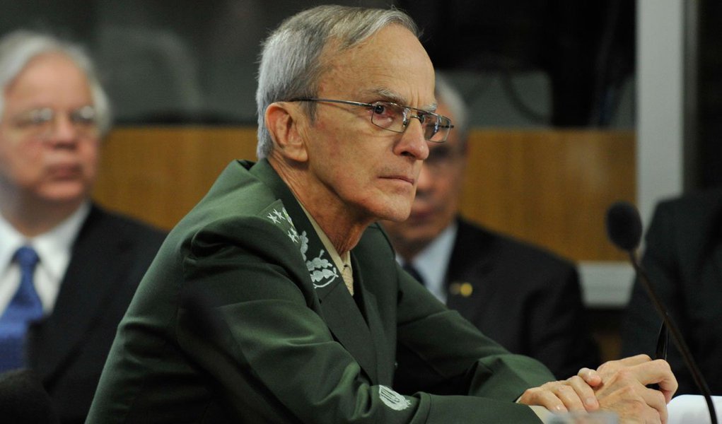 Em nota, Centro de Comunicação Social do Exército justifica ação do general Enzo Peri, que em ofício enviado aos quartéis proibiu a colaboração com investigações sobre violências que teriam acontecido em dependências militares durante a ditadura; "ação visa a padronizar procedimentos, contextualizar os fatos, evitar o fornecimento de informações incompletas e atender o mais rápido possível às demandas", diz comunicado; ação do general resultou em seu pedido de demissão por vítimas do regime militar (Foto: Gisele Federicce) Em nota, Centro de Comunicação Social do Exército justifica ação do general Enzo Peri, que em ofício enviado aos quartéis proibiu a colaboração com investigações sobre violências que teriam acontecido em dependências militares durante a ditadura; "ação visa a padronizar procedimentos, contextualizar os fatos, evitar o fornecimento de informações incompletas e atender o mais rápido possível às demandas", diz comunicado; ação do general resultou em seu pedido de demissão por vítimas do regime militar