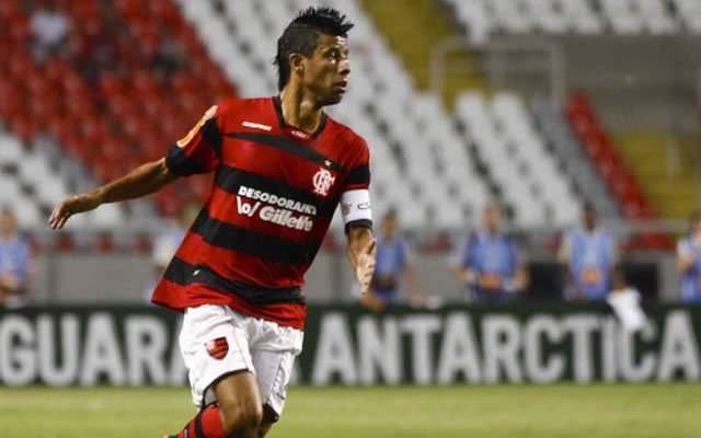 As negociações foram intensas e, por muito pouco, Léo Moura não deixou o Flamengo. Isso porque havia uma indecisão quanto a continuidade do atleta no clube. Contudo, na sexta-feira, o rubro-negro acertou a renovação de contrato do lateral-direito até o final do Campeonato Carioca, quando Léo deve encerrar a carreira (Foto: Luis Mauro Queiroz) As negociações foram intensas e, por muito pouco, Léo Moura não deixou o Flamengo. Isso porque havia uma indecisão quanto a continuidade do atleta no clube. Contudo, na sexta-feira, o rubro-negro acertou a renovação de contrato do lateral-direito até o final do Campeonato Carioca, quando Léo deve encerrar a carreira