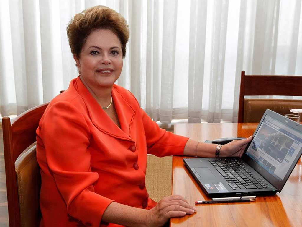 Ministros entenderam que a presidente Dilma Rousseff não cometeu irregularidade ao fazer uma conversa virtual, por meio da rede social Facebook, em julho, para falar sobre o Programa Mais Médicos; ação foi proposta pelo candidato Aécio Neves (PSDB), que pediu aplicação de multa entre R$ 5 mil e R$ 100 mil (Foto: Roberta Namour) Ministros entenderam que a presidente Dilma Rousseff não cometeu irregularidade ao fazer uma conversa virtual, por meio da rede social Facebook, em julho, para falar sobre o Programa Mais Médicos; ação foi proposta pelo candidato Aécio Neves (PSDB), que pediu aplicação de multa entre R$ 5 mil e R$ 100 mil