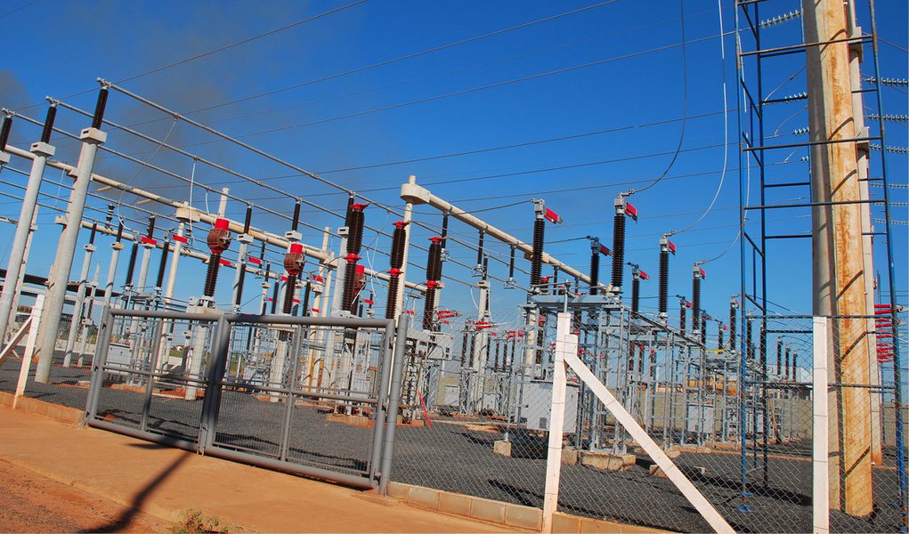 Comitê de Monitoramento do Setor Elétrico avaliou nesta quarta-feira, 3, que o setor elétrico "apresenta-se estruturalmente equilibrado"; ampliação da capacidade de geração e transmissão com novas usinas, linhas e subestações em fase de conclusão estão entre os motivos da segurança energética; comitê calculou em 4,8% o risco de faltar energia nas regiões Sudeste e Centro-Oeste em 2015. O critério estabelecido pelo Conselho Nacional de Política Energética estabelece um risco máximo de 5%. No balanço anterior, o risco para a região era avaliado em 4%; no caso da Região Nordeste, o risco é estimado em 0,5% (Foto: Aquiles Lins) Comitê de Monitoramento do Setor Elétrico avaliou nesta quarta-feira, 3, que o setor elétrico "apresenta-se estruturalmente equilibrado"; ampliação da capacidade de geração e transmissão com novas usinas, linhas e subestações em fase de conclusão estão entre os motivos da segurança energética; comitê calculou em 4,8% o risco de faltar energia nas regiões Sudeste e Centro-Oeste em 2015. O critério estabelecido pelo Conselho Nacional de Política Energética estabelece um risco máximo de 5%. No balanço anterior, o risco para a região era avaliado em 4%; no caso da Região Nordeste, o risco é estimado em 0,5%