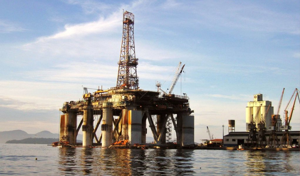 Plano Decenal de Energia divulgado nesta quarta-feira, 10, pela Empresa de Pesquisa Energética (EPE), indica que a produção de petróleo do Brasil atingirá cerca de 5 milhões de barris por dia até 2023; dois terços deste total deverão ser extraídos do pré-sal; segundo o novo plano decenal, a demanda de petróleo do Brasil em 2023 alcançará 3,5 milhões de bpd, com excedente de 1,5 milhão de bpd para exportação; produção de etanol terá um crescimento menor do que a de petróleo, mas ainda assim aumentará 71,4% (Foto: Aquiles Lins) Plano Decenal de Energia divulgado nesta quarta-feira, 10, pela Empresa de Pesquisa Energética (EPE), indica que a produção de petróleo do Brasil atingirá cerca de 5 milhões de barris por dia até 2023; dois terços deste total deverão ser extraídos do pré-sal; segundo o novo plano decenal, a demanda de petróleo do Brasil em 2023 alcançará 3,5 milhões de bpd, com excedente de 1,5 milhão de bpd para exportação; produção de etanol terá um crescimento menor do que a de petróleo, mas ainda assim aumentará 71,4%