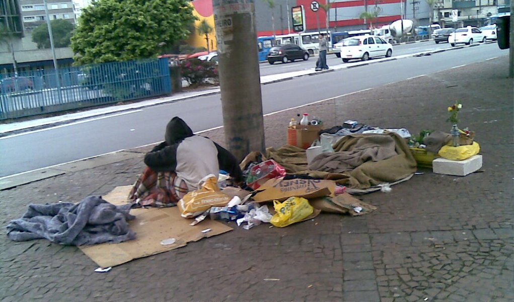 A Prefeitura de São Paulo criou um comitê permanente para elaborar anualmente um plano de contingência para evitar mortes de moradores de rua por causa do frio; decreto de criação do grupo foi publicado no Diário Oficial de sábado 9; plano deve ser apresentado apenas nas próximas semanas; 15.905 pessoas vivem nessa condição na capital paulista (Foto: Gisele Federicce) A Prefeitura de São Paulo criou um comitê permanente para elaborar anualmente um plano de contingência para evitar mortes de moradores de rua por causa do frio; decreto de criação do grupo foi publicado no Diário Oficial de sábado 9; plano deve ser apresentado apenas nas próximas semanas; 15.905 pessoas vivem nessa condição na capital paulista