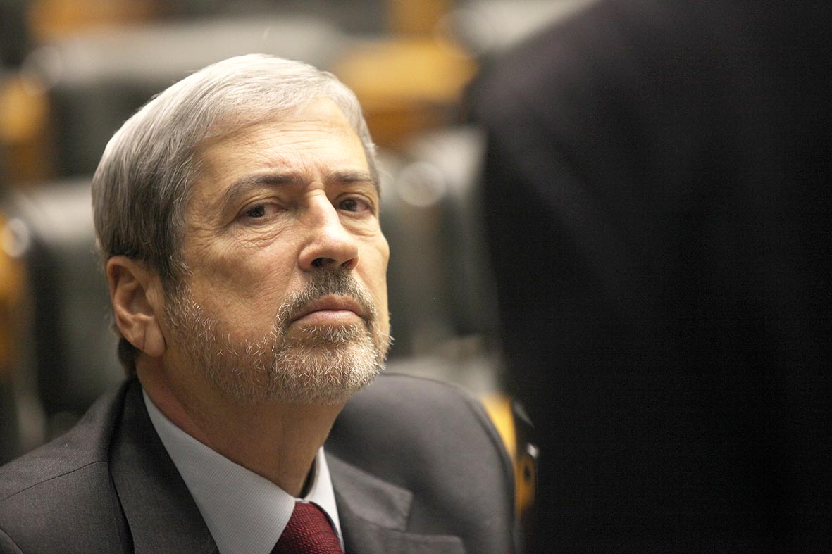 O cenário político eleitoral ferve com as declarações do ex-diretor da Petrobras Paulo Roberto Costa e o líder do PSDB na Câmara, Antônio Imbassahy, não perde oportunidade de disparar artilharia pesada contra o governo; ele até já sugere um nome para "o novo escândalo"; "A presidente Dilma Rousseff, sempre tão respeitosa com os companheiros condenados pelo STF, agora tem um Mensalão para chamar de seu. É o Mensalão 2, o Petrolão do PT" (Foto: Romulo Faro) O cenário político eleitoral ferve com as declarações do ex-diretor da Petrobras Paulo Roberto Costa e o líder do PSDB na Câmara, Antônio Imbassahy, não perde oportunidade de disparar artilharia pesada contra o governo; ele até já sugere um nome para "o novo escândalo"; "A presidente Dilma Rousseff, sempre tão respeitosa com os companheiros condenados pelo STF, agora tem um Mensalão para chamar de seu. É o Mensalão 2, o Petrolão do PT"