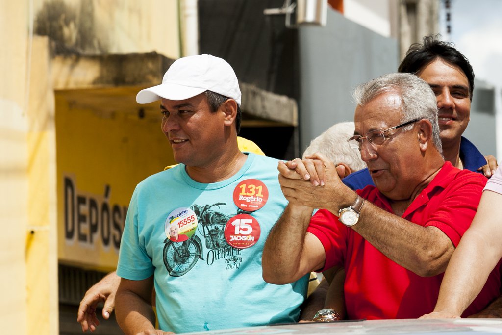 Questionados pelo Ibope sobre a maneira como o governador Jackson Barreto (PMDB) administra o Estado, 52% aprovam, enquanto 36% desaprovam; na avaliação do governo, houve um salto de sete pontos, com redução dos índices de regular e ruim/péssimo; na corrida pela reeleição, o governador subiu oito pontos na pesquisa, chegando a 41%, enquanto seu principal adversário não se moveu, ficando com 33%; se eleição fosse hoje, Jackson venceria no primeiro turno (Foto: Valter Lima) Questionados pelo Ibope sobre a maneira como o governador Jackson Barreto (PMDB) administra o Estado, 52% aprovam, enquanto 36% desaprovam; na avaliação do governo, houve um salto de sete pontos, com redução dos índices de regular e ruim/péssimo; na corrida pela reeleição, o governador subiu oito pontos na pesquisa, chegando a 41%, enquanto seu principal adversário não se moveu, ficando com 33%; se eleição fosse hoje, Jackson venceria no primeiro turno