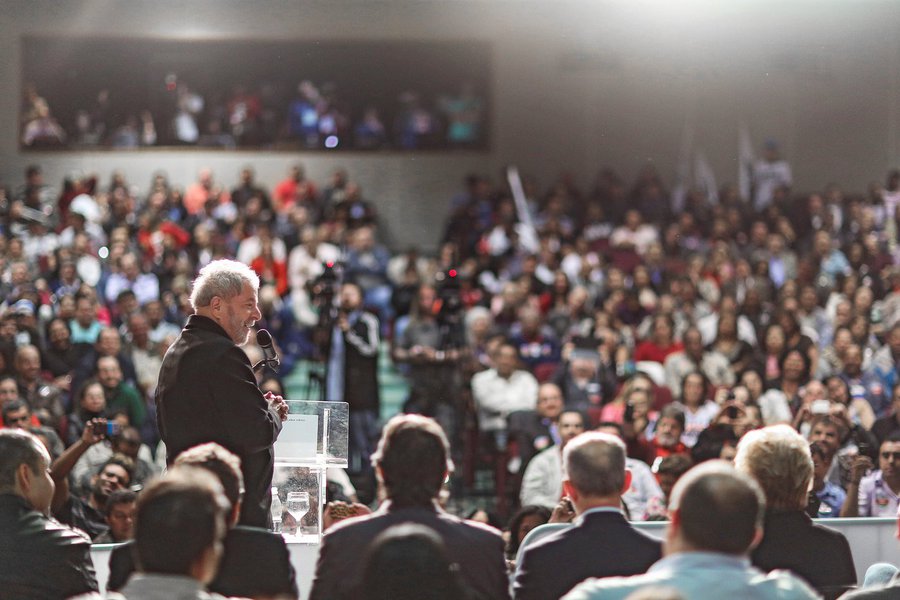 Em discurso durante plenária do PT para mobilizar a tropa nos últimos 30 dias antes da eleição, ex-presidente disse nesta sexta-feira que a eleição atual é a mais difícil da história do PT desde a fundação do partido em 1980 e pediu que a militância petista se mobilize para impulsionar a presidente Dilma Rousseff em São Paulo; o cabo eleitoral de Dilma também cutucou o programa de governo da adversária do PSB, Marina Silva, à frente da petista nas pesquisas realizadas no estado; "Não existe do ponto de vista sociológico..."; segundo ele, proposta de autonomia do Banco Central é "papagaiada" (Foto: Gisele Federicce) Em discurso durante plenária do PT para mobilizar a tropa nos últimos 30 dias antes da eleição, ex-presidente disse nesta sexta-feira que a eleição atual é a mais difícil da história do PT desde a fundação do partido em 1980 e pediu que a militância petista se mobilize para impulsionar a presidente Dilma Rousseff em São Paulo; o cabo eleitoral de Dilma também cutucou o programa de governo da adversária do PSB, Marina Silva, à frente da petista nas pesquisas realizadas no estado; "Não existe do ponto de vista sociológico..."; segundo ele, proposta de autonomia do Banco Central é "papagaiada"
