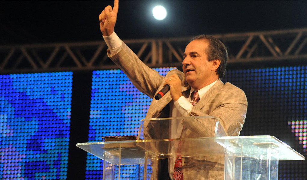 Pastor Silas Malafaia tem publicado vídeos periódicos no site Verdade Gospel com direcionamentos políticos à população evangélica; em um deles, ele cita passagens da bíblia para justificar os ataques contra a presidente Dilma Rousseff: “’Dai a César o que é de César, dai a Deus o que é de Deus’. O apóstolo Paulo, em Romanos 13:7, mais uma vez ressalta a nossa cidadania” (Foto: Roberta Namour) Pastor Silas Malafaia tem publicado vídeos periódicos no site Verdade Gospel com direcionamentos políticos à população evangélica; em um deles, ele cita passagens da bíblia para justificar os ataques contra a presidente Dilma Rousseff: “’Dai a César o que é de César, dai a Deus o que é de Deus’. O apóstolo Paulo, em Romanos 13:7, mais uma vez ressalta a nossa cidadania”