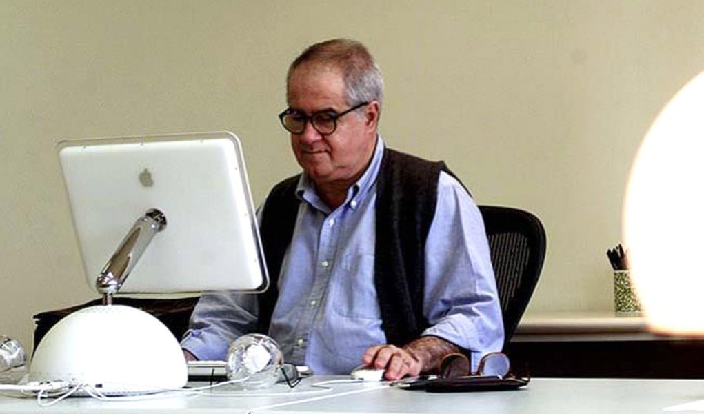 Colunista Elio Gaspari questiona o comportamento da candidata Marina Silva, que repete o modelo adotado pelo ex-ministro Antonio Palocci, e se nega a revelar a identidade dos seus clientes, que lhe pagaram R$ 1,6 milhão por palestras; "O novo é sempre bem-vindo, mas é sempre útil saber-se onde acaba o velho", diz ele (Foto: Leonardo Attuch) Colunista Elio Gaspari questiona o comportamento da candidata Marina Silva, que repete o modelo adotado pelo ex-ministro Antonio Palocci, e se nega a revelar a identidade dos seus clientes, que lhe pagaram R$ 1,6 milhão por palestras; "O novo é sempre bem-vindo, mas é sempre útil saber-se onde acaba o velho", diz ele