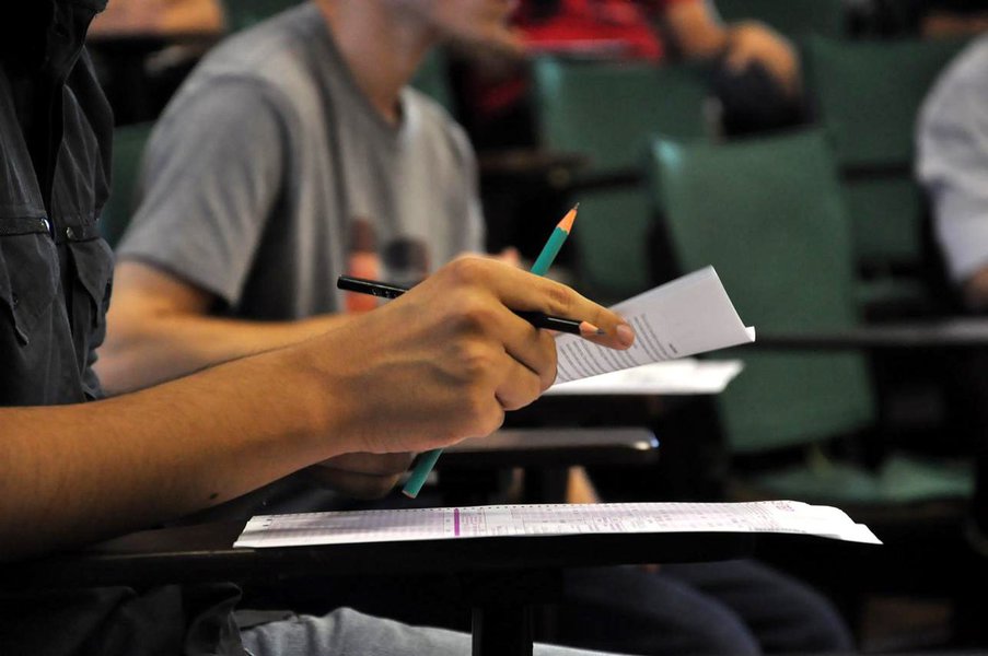Concluintes de cursos de bacharelado, licenciatura e tecnólogo de todo Brasil devem fazer amanhã (23) o Exame Nacional de Desempenho de Estudantes (Enade); expectativa é de que 483,5 mil estudantes matriculados em 1,48 mil instituições de educação superior façam a avaliação (Foto: Romulo Faro) Concluintes de cursos de bacharelado, licenciatura e tecnólogo de todo Brasil devem fazer amanhã (23) o Exame Nacional de Desempenho de Estudantes (Enade); expectativa é de que 483,5 mil estudantes matriculados em 1,48 mil instituições de educação superior façam a avaliação
