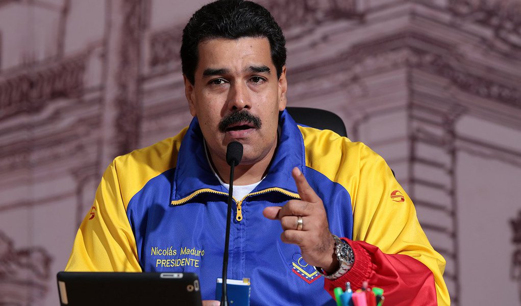 Após ter seu país declarado como ameaça à segurança nacional dos Estados Unidos, o presidente da Venezuela, Nicolás Maduro, afirmou nesta sexta-feria, 13, em uma feira de livros que prepara um evento em Washington para fazer pressão contra a medida; "Exigimos, por meio de todos os canais diplomáticos mundiais, que o presidente Obama retifique e revogue o decreto imoral que declara a Venezuela uma ameaça para os Estados Unidos", disse; governo Maduro exigiu provas da ameaça da Venezuela à segurança dos EUA; por outro lado, acusa Washington de ajudar golpistas e preparar uma intervenção militar no país (Foto: Aquiles Lins) Após ter seu país declarado como ameaça à segurança nacional dos Estados Unidos, o presidente da Venezuela, Nicolás Maduro, afirmou nesta sexta-feria, 13, em uma feira de livros que prepara um evento em Washington para fazer pressão contra a medida; "Exigimos, por meio de todos os canais diplomáticos mundiais, que o presidente Obama retifique e revogue o decreto imoral que declara a Venezuela uma ameaça para os Estados Unidos", disse; governo Maduro exigiu provas da ameaça da Venezuela à segurança dos EUA; por outro lado, acusa Washington de ajudar golpistas e preparar uma intervenção militar no país