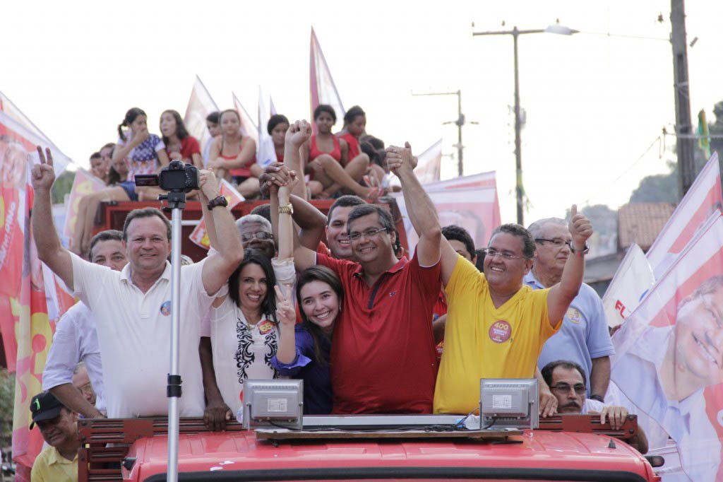 O candidato ao governo do Maranhão Flávio Dino (PC do B) abriu 35 pontos de diferença sobre o segundo colocado; o comunista 57,8% das intenções de voto, contra 23,1% do candidato da família Sarney, Edinho Lobão (PMDB); na disputa para senador, Roberto Rocha (PSB), apoiado por Flávio Dino, assegura a primeira posição, com 29% das intenções de votos; em segundo lugar está o ex-ministro do Turismo Gastão Vieira (PMDB), com 20% (Foto: Leonardo Lucena) O candidato ao governo do Maranhão Flávio Dino (PC do B) abriu 35 pontos de diferença sobre o segundo colocado; o comunista 57,8% das intenções de voto, contra 23,1% do candidato da família Sarney, Edinho Lobão (PMDB); na disputa para senador, Roberto Rocha (PSB), apoiado por Flávio Dino, assegura a primeira posição, com 29% das intenções de votos; em segundo lugar está o ex-ministro do Turismo Gastão Vieira (PMDB), com 20%