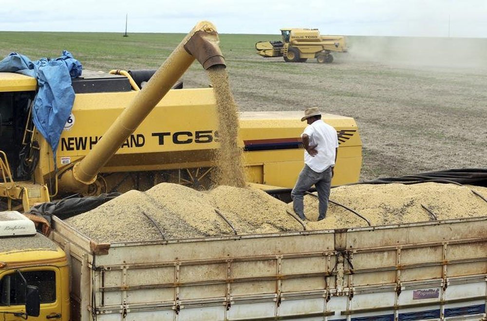 Foto de arquivo de produção de soja em fazenda no Mato Grosso. A estimativa do governo dos Estados Unidos para a safra de soja do Brasil em 2014/15 foi mantida em 91 milhões de toneladas ante previsão de julho, informou o Departamento de Agricultura n (Foto: Leonardo Lucena) Foto de arquivo de produção de soja em fazenda no Mato Grosso. A estimativa do governo dos Estados Unidos para a safra de soja do Brasil em 2014/15 foi mantida em 91 milhões de toneladas ante previsão de julho, informou o Departamento de Agricultura n