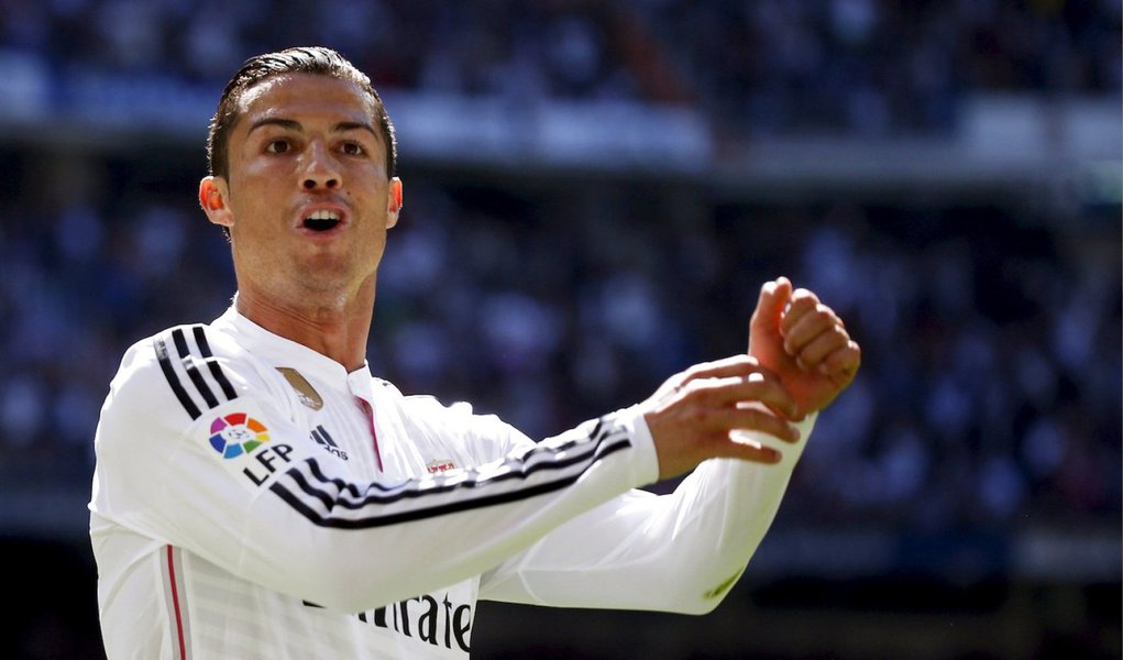 Os cinco gols de Ronaldo, primeira vez que ele alcança essa marca, levaram sua estatística para 36 gols na temporada, com quatro a mais que o craque Lionel Messi, do Barça, que terá a chance de diminuir a diferença ainda neste domingo quando o Barcelona enfrenta o Celta de Vigo; A vitória esmagadora do vice-líder Real era exatamente o tônico que o time precisava depois de uma série de três derrotas em quatro jogos contanto com todas as competições que disputa, incluindo a vitória do Barça por 2 x 1, de virada, no “El Clasico”, no dia 22 de março (Foto: Luis Mauro Queiroz) Os cinco gols de Ronaldo, primeira vez que ele alcança essa marca, levaram sua estatística para 36 gols na temporada, com quatro a mais que o craque Lionel Messi, do Barça, que terá a chance de diminuir a diferença ainda neste domingo quando o Barcelona enfrenta o Celta de Vigo; A vitória esmagadora do vice-líder Real era exatamente o tônico que o time precisava depois de uma série de três derrotas em quatro jogos contanto com todas as competições que disputa, incluindo a vitória do Barça por 2 x 1, de virada, no “El Clasico”, no dia 22 de março