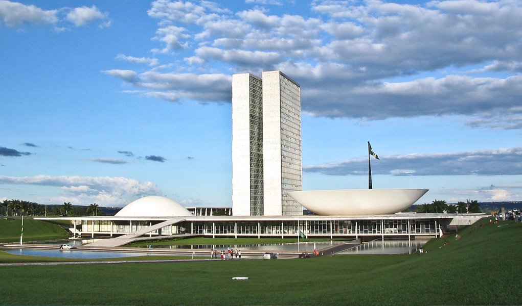 Uma das medidas provisórias alterava os valores da tabela progressiva do IR a partir de 2015; texto não foi votado a tempo, mesmo com a prorrogação de vigência por 60 dias, em junho; também perdeu validade a MP 645/14, que estendia para este ano o pagamento do auxílio emergencial financeiro pago às populações afetadas por estiagem em 2012 (Foto: Gisele Federicce) Uma das medidas provisórias alterava os valores da tabela progressiva do IR a partir de 2015; texto não foi votado a tempo, mesmo com a prorrogação de vigência por 60 dias, em junho; também perdeu validade a MP 645/14, que estendia para este ano o pagamento do auxílio emergencial financeiro pago às populações afetadas por estiagem em 2012