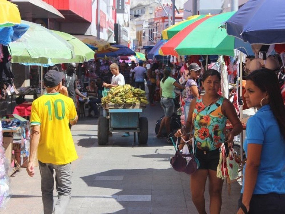 O que estava previsto para ocorrer nesta quarta-feira (1º) foi adiado pela Prefeitura de Maceió; o reordenamento do Centro com a retirada dos vendedores ambulantes fica para uma data ainda não definida; a justificativa do adiamento é o feriado da Semana Santa (Foto: Voney Malta) O que estava previsto para ocorrer nesta quarta-feira (1º) foi adiado pela Prefeitura de Maceió; o reordenamento do Centro com a retirada dos vendedores ambulantes fica para uma data ainda não definida; a justificativa do adiamento é o feriado da Semana Santa