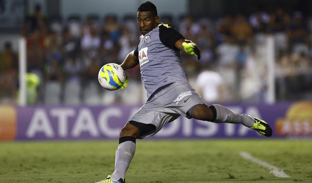 Além da garota, que já foi afastada do trabalho por racismo contra contra o goleiro Aranha, do Santos, em Porto Alegre (RS), outras quatro pessoas foram identificadas pelo clube tricolor, que já excluiu os dois sócios de seus quadros; para ter mais efetividade na investigação, a Polícia Civil do RS solicitou as imagens do circuito interno do estádio ao clube; expectativa é que o inquérito seja concluído em 30 dias (Foto: Leonardo Lucena) Além da garota, que já foi afastada do trabalho por racismo contra contra o goleiro Aranha, do Santos, em Porto Alegre (RS), outras quatro pessoas foram identificadas pelo clube tricolor, que já excluiu os dois sócios de seus quadros; para ter mais efetividade na investigação, a Polícia Civil do RS solicitou as imagens do circuito interno do estádio ao clube; expectativa é que o inquérito seja concluído em 30 dias
