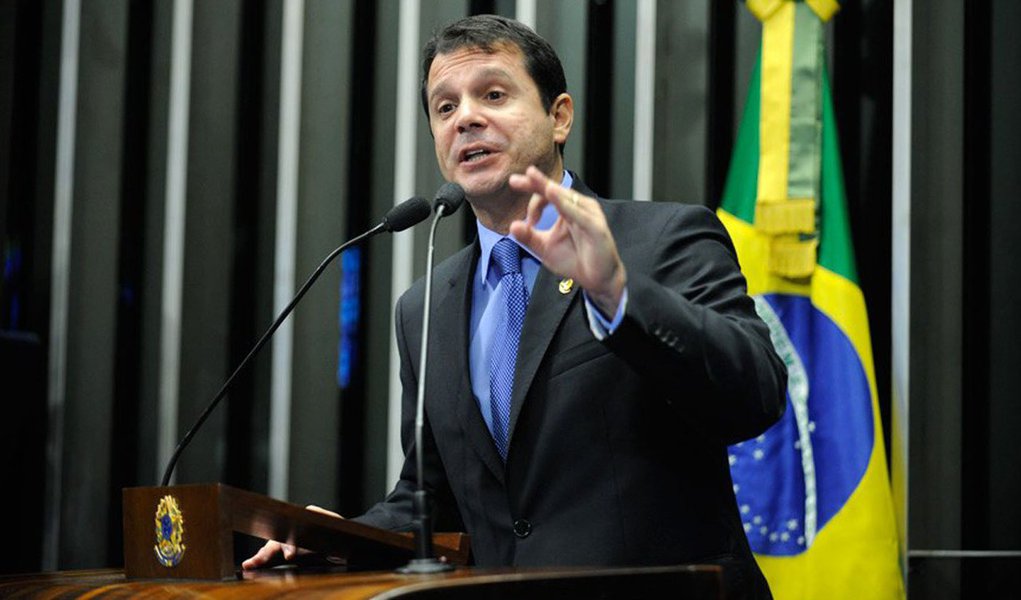 Senador Reguffe (PDT-DF) criticou o governo, em Plenário, por autorizar o aumento de 7,7% nos medicamentos; ele ainda defendeu proposta de emenda à Constituição que proíbe a tributação incidente sobre os remédios; "Existem famílias nesse país que gastam mais de R$ 3 mil por mês com medicamentos de uso contínuo. Isso é a vida real dessas pessoas. E cabe a nós fazer algo com relação a isso, algo concreto, algo objetivo", disse (Foto: Leonardo Lucena) Senador Reguffe (PDT-DF) criticou o governo, em Plenário, por autorizar o aumento de 7,7% nos medicamentos; ele ainda defendeu proposta de emenda à Constituição que proíbe a tributação incidente sobre os remédios; "Existem famílias nesse país que gastam mais de R$ 3 mil por mês com medicamentos de uso contínuo. Isso é a vida real dessas pessoas. E cabe a nós fazer algo com relação a isso, algo concreto, algo objetivo", disse