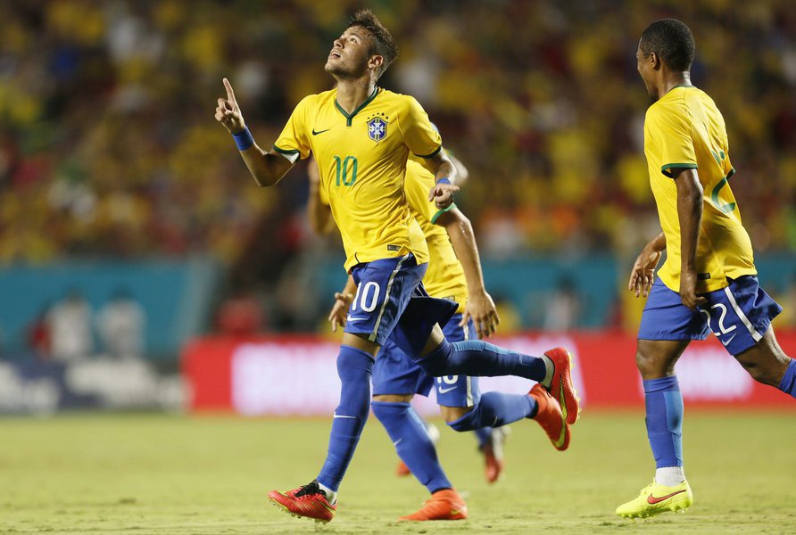 Com uma cobrança de falta perfeita no final da partida, o capitão da seleção brasileira garantiu a vitória do Brasil por 1 x 0 sobre a Colômbia, nesta sexta-feira à noite, em amistoso disputado nos Estados Unidos; "Foi um começo de trabalho com o pé direito, e espero que a gente possa evoluir ainda mais", disse Neymar após a partida (Foto: Gisele Federicce) Com uma cobrança de falta perfeita no final da partida, o capitão da seleção brasileira garantiu a vitória do Brasil por 1 x 0 sobre a Colômbia, nesta sexta-feira à noite, em amistoso disputado nos Estados Unidos; "Foi um começo de trabalho com o pé direito, e espero que a gente possa evoluir ainda mais", disse Neymar após a partida