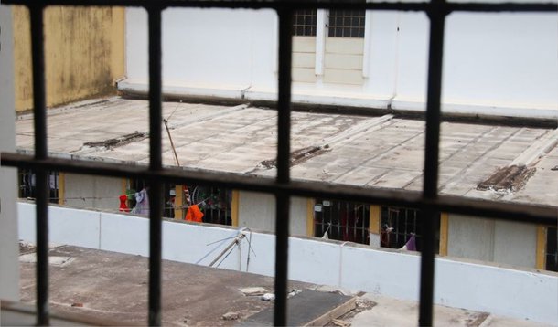 A Secretaria de Justiça e Administração Penitenciária (Sejap) do Maranhão instaurou uma sindicância para apurar as circunstâncias em que o diretor do Complexo Penitenciário de Pedrinhas, em São Luís (MA), Salomão Mota, emprestou seu próprio celular a um dos presos que cumprem pena na unidade; o fato foi gravado em um vídeo tornado público, no fim de semana, pelas redes sociais (Foto: Leonardo Lucena) A Secretaria de Justiça e Administração Penitenciária (Sejap) do Maranhão instaurou uma sindicância para apurar as circunstâncias em que o diretor do Complexo Penitenciário de Pedrinhas, em São Luís (MA), Salomão Mota, emprestou seu próprio celular a um dos presos que cumprem pena na unidade; o fato foi gravado em um vídeo tornado público, no fim de semana, pelas redes sociais