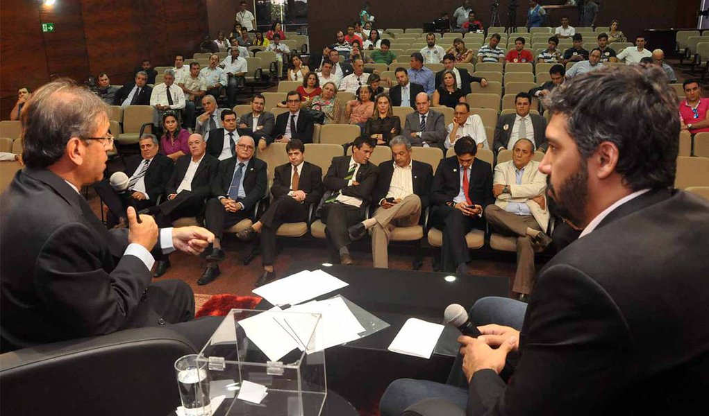 O candidato a governador Marcelo Miranda, da coligação "A experiência faz a mudança" propôs nessa quarta-feira, 10, durante sabatina realizada na OAB, a integração das polícias civil, militar, guarda metropolitana e o Ministério Público para atuarem no combate à violência; "Vamos implantar o programa A Polícia está de olho, que é o monitoramento por câmeras que já vamos iniciar em três cidades pilotos, Palmas, Araguaína e Gurupi", prometeu; respondendo a dezenas de ações na Justiça por improbidade administrativa, Marcelo Miranda disse que só conseguiu se candidatar graças ao trabalho dos advogados; "Nesses últimos quatro anos, eu só sobrevivi porque pude contar com vocês"
(Foto: Aquiles Lins) O candidato a governador Marcelo Miranda, da coligação "A experiência faz a mudança" propôs nessa quarta-feira, 10, durante sabatina realizada na OAB, a integração das polícias civil, militar, guarda metropolitana e o Ministério Público para atuarem no combate à violência; "Vamos implantar o programa A Polícia está de olho, que é o monitoramento por câmeras que já vamos iniciar em três cidades pilotos, Palmas, Araguaína e Gurupi", prometeu; respondendo a dezenas de ações na Justiça por improbidade administrativa, Marcelo Miranda disse que só conseguiu se candidatar graças ao trabalho dos advogados; "Nesses últimos quatro anos, eu só sobrevivi porque pude contar com vocês"