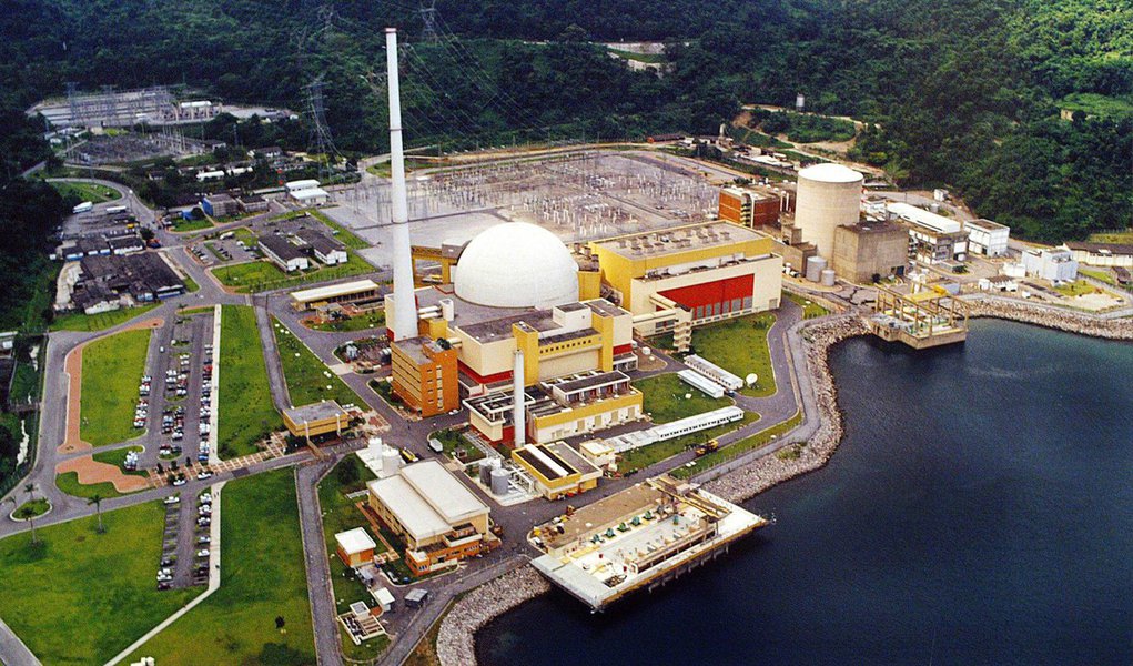 A Usina Nuclear Angra 1 retornou ao Sistema Interligado Nacional de energia elétrica, informou a Eletronuclear, subsidiária da Eletrobras que administra a Central Nuclear Almirante Álvaro Alberto, localizada em Angra dos Reis, no Rio; a usina foi desligada no dia 19 de fevereiro devido a falhas nos condensadores de vapor das turbinas do circuito secundário; no momento, Angra 1 se encontra em processo de ampliação de potência, disse a assessoria de imprensa da Eletronuclear (Foto: Leonardo Lucena) A Usina Nuclear Angra 1 retornou ao Sistema Interligado Nacional de energia elétrica, informou a Eletronuclear, subsidiária da Eletrobras que administra a Central Nuclear Almirante Álvaro Alberto, localizada em Angra dos Reis, no Rio; a usina foi desligada no dia 19 de fevereiro devido a falhas nos condensadores de vapor das turbinas do circuito secundário; no momento, Angra 1 se encontra em processo de ampliação de potência, disse a assessoria de imprensa da Eletronuclear