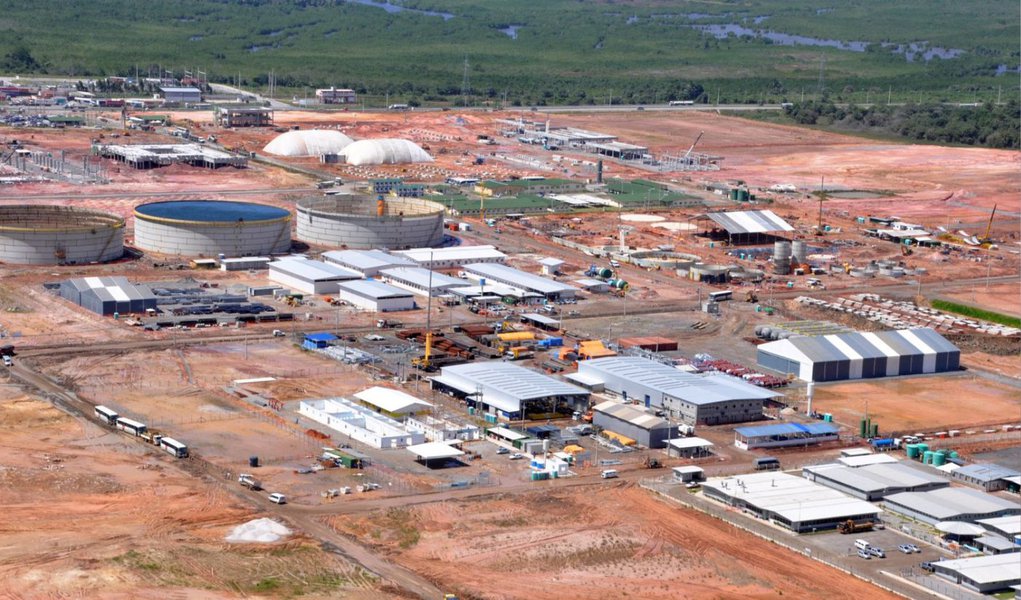 O início das operações da Refinaria Abreu e Lima (Rnest) em Pernambuco poderá sofrer um novo atraso em seu cronograma. A razão está no fato da Petrobras ter entregue a documentação necessária ao licenciamento ambiental à Agência Estadual de Meio Ambiente (CPRH) somente esta semana; como a CPRH pode levar até 90 dias para expedir a licença, existe o temor de que o início das operações de refino sejam postergadas mais uma vez; A obra contabiliza cerca de quatro anos de atraso em relação ao seu cronograma inicial.
(Foto: Paulo Emílio) O início das operações da Refinaria Abreu e Lima (Rnest) em Pernambuco poderá sofrer um novo atraso em seu cronograma. A razão está no fato da Petrobras ter entregue a documentação necessária ao licenciamento ambiental à Agência Estadual de Meio Ambiente (CPRH) somente esta semana; como a CPRH pode levar até 90 dias para expedir a licença, existe o temor de que o início das operações de refino sejam postergadas mais uma vez; A obra contabiliza cerca de quatro anos de atraso em relação ao seu cronograma inicial.