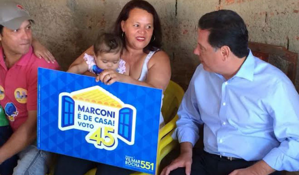 Governador deu início a um novo projeto de campanha chamado "Marconi é de Casa"; Marconi visita residências de eleitores que enviam vídeos contando histórias relacionadas com o trabalho do tucano à frente do Estado; a primeira a receber Marconi foi Neide Costa, moradora de Anápolis; ela revelou que mora numa casa regularizada pelo programa do governo estadual; na eleição de 2010, Marconi obteve votação expressiva em Anápolis e derrotou Iris Rezende com 70% dos votos válidos (Foto: José Barbacena) Governador deu início a um novo projeto de campanha chamado "Marconi é de Casa"; Marconi visita residências de eleitores que enviam vídeos contando histórias relacionadas com o trabalho do tucano à frente do Estado; a primeira a receber Marconi foi Neide Costa, moradora de Anápolis; ela revelou que mora numa casa regularizada pelo programa do governo estadual; na eleição de 2010, Marconi obteve votação expressiva em Anápolis e derrotou Iris Rezende com 70% dos votos válidos