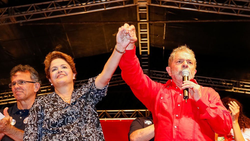 O comício da presidente Dilma Rousseff (PT) e do ex-presidente Luiz Inácio Lula da Silva (PT), no Recife, foi marcado pelas críticas contra "as elites" que fazem uma oposição radical às gestões petistas e por indiretas contra a adversária Marina Silva, candidata do PSB à Presidência da República, e ao senador mineiro Aécio Neves (PSDB); os petistas criticaram "os que viram a casaca" – uma referência ao fato de Marina ter integrado o governo Lula e hoje estar no campo da oposição – e afirmaram que a única "previsibilidade" que Aécio neves tem pela frente é o fato "que ele já está fora da disputa eleitoral em 2014" (Foto: Paulo Emílio) O comício da presidente Dilma Rousseff (PT) e do ex-presidente Luiz Inácio Lula da Silva (PT), no Recife, foi marcado pelas críticas contra "as elites" que fazem uma oposição radical às gestões petistas e por indiretas contra a adversária Marina Silva, candidata do PSB à Presidência da República, e ao senador mineiro Aécio Neves (PSDB); os petistas criticaram "os que viram a casaca" – uma referência ao fato de Marina ter integrado o governo Lula e hoje estar no campo da oposição – e afirmaram que a única "previsibilidade" que Aécio neves tem pela frente é o fato "que ele já está fora da disputa eleitoral em 2014"
