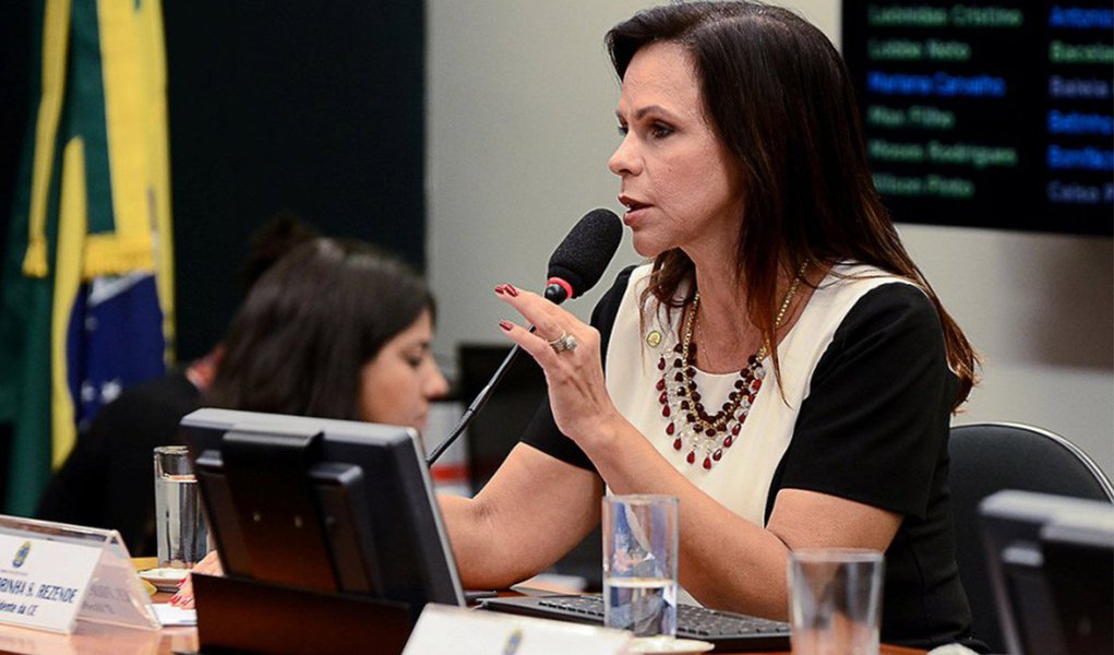 Comissão de Educação aprovou o parecer da deputada Professora Dorinha (DEM-TO) favorável ao Projeto de Lei 7486/14, que reserva vagas de estágio a pessoas acima de 35 anos. O PL é de autoria do deputado Giacobo (PR-PR); em sua justificativa, a democrata pontuou que o estágio constitui um instrumento importante de qualificação para o trabalho, cuja relevância cresce para os educandos da faixa etária de mais de 35 anos, uma vez que concilia a oferta de educação com a condição de vida que predominantemente, além de estudar, está inserida ou em busca de rápida inserção no mercado de trabalho (Foto: Aquiles Lins) Comissão de Educação aprovou o parecer da deputada Professora Dorinha (DEM-TO) favorável ao Projeto de Lei 7486/14, que reserva vagas de estágio a pessoas acima de 35 anos. O PL é de autoria do deputado Giacobo (PR-PR); em sua justificativa, a democrata pontuou que o estágio constitui um instrumento importante de qualificação para o trabalho, cuja relevância cresce para os educandos da faixa etária de mais de 35 anos, uma vez que concilia a oferta de educação com a condição de vida que predominantemente, além de estudar, está inserida ou em busca de rápida inserção no mercado de trabalho