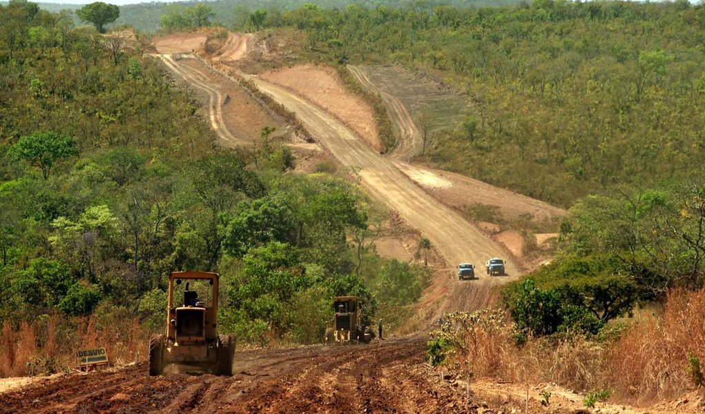 As máquinas do Programa de Assistência dos Municípios (PAM) já recuperaram 19.717,01 km de estradas vicinais, em 137 municípios; balanço é do governo do Estado; programa funciona desde 2013; municípios indicam quais estradas serão melhoradas; frentes de serviço são compostas de uma motoniveladora, uma pá-mecânica, um trator de esteiras, dois caminhões basculantes e um veículo de manutenção, envolvendo ainda cerca de dez servidores em cada equipe sob a responsabilidade das Residências Regionais da Agetrans; além das estradas vicinais, municípios também estão sendo atendidos com pavimentação asfáltica em vias urbanas, por meio do programa Pró-Município (Foto: Aquiles Lins) As máquinas do Programa de Assistência dos Municípios (PAM) já recuperaram 19.717,01 km de estradas vicinais, em 137 municípios; balanço é do governo do Estado; programa funciona desde 2013; municípios indicam quais estradas serão melhoradas; frentes de serviço são compostas de uma motoniveladora, uma pá-mecânica, um trator de esteiras, dois caminhões basculantes e um veículo de manutenção, envolvendo ainda cerca de dez servidores em cada equipe sob a responsabilidade das Residências Regionais da Agetrans; além das estradas vicinais, municípios também estão sendo atendidos com pavimentação asfáltica em vias urbanas, por meio do programa Pró-Município