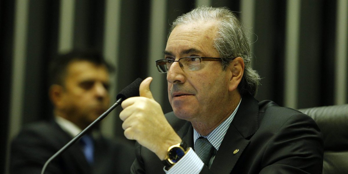 Aprovado pela Câmara na quarta-feira (8), o texto-base do projeto de lei que regulamenta a terceirização ainda percorrerá um longo percurso antes de entrar em vigor sob a forma de lei, podendo inclusive ser vetado total ou em parte pela presidenta Dilma Rousseff; devido a um acordo feito pouco antes da votação, os destaques apresentados ao texto do relator do projeto, deputado Arthur Oliveira Maia (SD-BA), só serão apreciados e votados a partir de terça (14), o que, na prática, significa que ele pode sofrer alterações na própria Câmara (Foto: Romulo Faro) Aprovado pela Câmara na quarta-feira (8), o texto-base do projeto de lei que regulamenta a terceirização ainda percorrerá um longo percurso antes de entrar em vigor sob a forma de lei, podendo inclusive ser vetado total ou em parte pela presidenta Dilma Rousseff; devido a um acordo feito pouco antes da votação, os destaques apresentados ao texto do relator do projeto, deputado Arthur Oliveira Maia (SD-BA), só serão apreciados e votados a partir de terça (14), o que, na prática, significa que ele pode sofrer alterações na própria Câmara