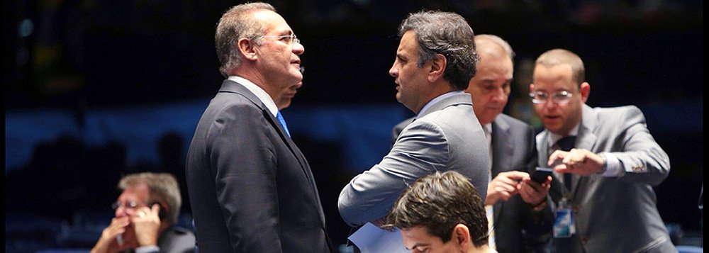 Segundo o colunista, para os tucanos, não interessa se o presidente do Senado, Renan Calheiros (PMDB), será condenado por envolvimento no esquema de corrupção na Petrobras, e sim inflar a sua ira para aumentar o desgaste do Planalto; Aécio Neves não tardou a tecer elogios ao ex-adversário; para o peemedebista, diz que “foi uma saída engenhosa. Se o alagoano tivesse mantido a espinha curvada ao governo, os oposicionistas começariam uma campanha diária para derrubá-lo” (Foto: Roberta Namour) Segundo o colunista, para os tucanos, não interessa se o presidente do Senado, Renan Calheiros (PMDB), será condenado por envolvimento no esquema de corrupção na Petrobras, e sim inflar a sua ira para aumentar o desgaste do Planalto; Aécio Neves não tardou a tecer elogios ao ex-adversário; para o peemedebista, diz que “foi uma saída engenhosa. Se o alagoano tivesse mantido a espinha curvada ao governo, os oposicionistas começariam uma campanha diária para derrubá-lo”