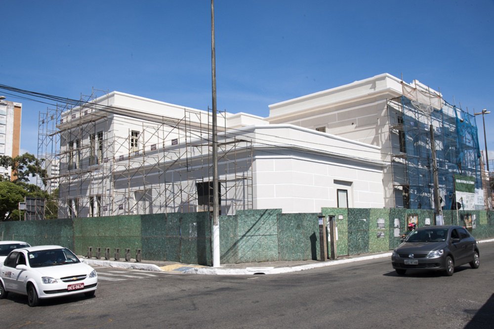 Obras de reforma do antigo prédio da antiga Alfândega, localizado na Praça General Valadão, já estão concluídas e o edifício será entregue totalmente equipado ainda este mês; a Prefeitura de Aracaju investiu cerca de R$ 3,5 milhões na transformação do prédio em um moderno Centro Cultural; local terá cinema, teatro, cybercafé, cafeteria, salas de exposição permanente e temporária, livraria, oficina educativa e salas de montagem, som e edição audiovisual (Foto: Valter Lima) Obras de reforma do antigo prédio da antiga Alfândega, localizado na Praça General Valadão, já estão concluídas e o edifício será entregue totalmente equipado ainda este mês; a Prefeitura de Aracaju investiu cerca de R$ 3,5 milhões na transformação do prédio em um moderno Centro Cultural; local terá cinema, teatro, cybercafé, cafeteria, salas de exposição permanente e temporária, livraria, oficina educativa e salas de montagem, som e edição audiovisual