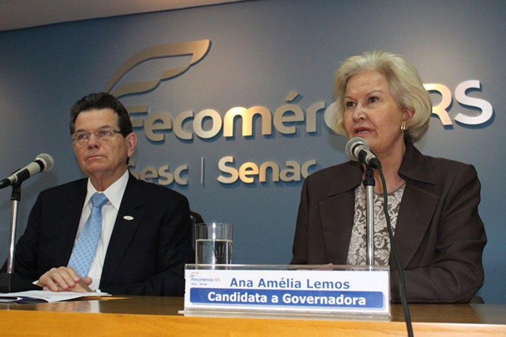 Em sabatina na Fecomércio-RS, a candidata ao governo do Rio Grande do Sul Ana Amélia (PP) lembrou a importância do setor para a geração de empregos no Estado; "Quando você aumenta a atividade econômica, o Estado ganha e as empresas ganham. E, dessa forma, empregos são gerados", afirmou; a senadora disse, também, que não aumentará impostos em seu governo; "A alternativa para estimular o crescimento da economia é facilitar a vida do empreendedor", destacou (Foto: Leonardo Lucena) Em sabatina na Fecomércio-RS, a candidata ao governo do Rio Grande do Sul Ana Amélia (PP) lembrou a importância do setor para a geração de empregos no Estado; "Quando você aumenta a atividade econômica, o Estado ganha e as empresas ganham. E, dessa forma, empregos são gerados", afirmou; a senadora disse, também, que não aumentará impostos em seu governo; "A alternativa para estimular o crescimento da economia é facilitar a vida do empreendedor", destacou