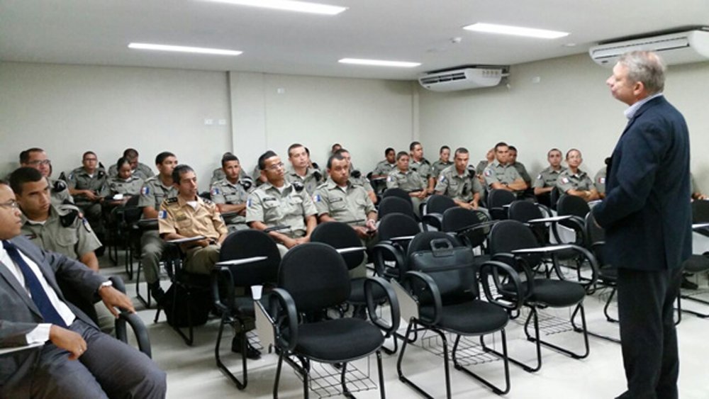 A Comissão de Direitos Humanos da Ordem dos Advogados do Brasil Seccional Alagoas (OAB-AL) realizou uma reunião com uma turma de soldados da Polícia Militar recém-formada; objetivo foi discutir a importância do respeito aos direitos humanos e a necessidade de reduzir o número de mortos em confronto com os militares; o aumento do número de policiais mortos e as críticas que a comissão da Ordem vêm recebendo da própria polícia também foram assuntos abordados (Foto: Voney Malta) A Comissão de Direitos Humanos da Ordem dos Advogados do Brasil Seccional Alagoas (OAB-AL) realizou uma reunião com uma turma de soldados da Polícia Militar recém-formada; objetivo foi discutir a importância do respeito aos direitos humanos e a necessidade de reduzir o número de mortos em confronto com os militares; o aumento do número de policiais mortos e as críticas que a comissão da Ordem vêm recebendo da própria polícia também foram assuntos abordados