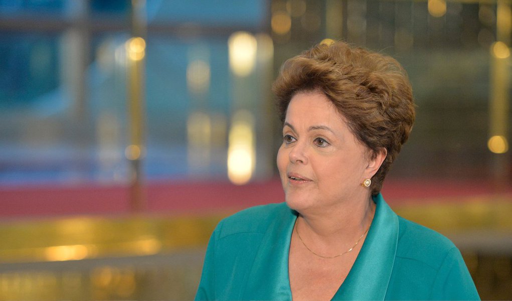 Presidente Dilma Rousseff (PT) disse neste sábado (6) que vai aguardar as informações oficiais para tomar "todas as providências cabíveis" sobre as denúncias feitas pelo ex-diretor da Petrobras, Paulo Roberto Costa, de supostos pagamentos de propinas a políticos da base governista em contratos da empresa; “Precisamos de dados oficiais a respeito dessa questão. A própria revista que anuncia esse fato diz que o processo está criptografado, guardado dentro de um cofre e que irá para o Supremo. Eu gostaria de saber direitinho quais são as informações prestadas nessas condições e asseguro que tomarei todas as providências cabíveis, mas não com base em especulações”, disse (Foto: Valter Lima) Presidente Dilma Rousseff (PT) disse neste sábado (6) que vai aguardar as informações oficiais para tomar "todas as providências cabíveis" sobre as denúncias feitas pelo ex-diretor da Petrobras, Paulo Roberto Costa, de supostos pagamentos de propinas a políticos da base governista em contratos da empresa; “Precisamos de dados oficiais a respeito dessa questão. A própria revista que anuncia esse fato diz que o processo está criptografado, guardado dentro de um cofre e que irá para o Supremo. Eu gostaria de saber direitinho quais são as informações prestadas nessas condições e asseguro que tomarei todas as providências cabíveis, mas não com base em especulações”, disse