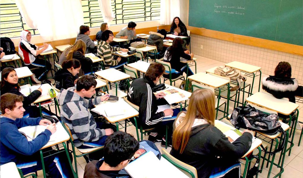 Outra vez, o Paraná caiu no ranking de qualidade do ensino médio com base nos dados do Índice de Desenvolvimento da Educação Básica (Ideb) 2013; sob a gestão de Beto Richa (PSDB), a educação no ensino médio baixou para a nota 3,4; o estado perdeu cinco posições; de terceiro foi para o oitavo lugar (Foto: Leonardo Lucena) Outra vez, o Paraná caiu no ranking de qualidade do ensino médio com base nos dados do Índice de Desenvolvimento da Educação Básica (Ideb) 2013; sob a gestão de Beto Richa (PSDB), a educação no ensino médio baixou para a nota 3,4; o estado perdeu cinco posições; de terceiro foi para o oitavo lugar