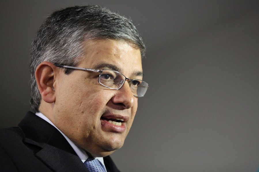 Ilimar Franco, titular do Panorama Político, condena o duplo padrão de julgamento do PSDB em relação aos nomes citados na Operação Lava Jato; "Políticos de PMDB e PT são citados em delações premiadas. Os tucanos batem sem dó, como se todos os citados fossem culpados", diz ele; "Agora que Antonio Anastasia entrou na roda-viva, os tucanos reagem com indignação"; Ilimar se refere a mensagem que recebeu do deputado Marcus Pestana, presidente do PSDB mineiro; "Palavra de meliante não pode ser critério de verdade", diz Pestana; ok, mas e os outros que foram só citados em delações? (Foto: Leonardo Attuch) www.brasil247.com - Ilimar Franco, titular do Panorama Político, condena o duplo padrão de julgamento do PSDB em relação aos nomes citados na Operação Lava Jato; "Políticos de PMDB e PT são citados em delações premiadas. Os tucanos batem sem dó, como se todos os citados fossem culpados", diz ele; "Agora que Antonio Anastasia entrou na roda-viva, os tucanos reagem com indignação"; Ilimar se refere a mensagem que recebeu do deputado Marcus Pestana, presidente do PSDB mineiro; "Palavra de meliante não pode ser critério de verdade", diz Pestana; ok, mas e os outros que foram só citados em delações?
