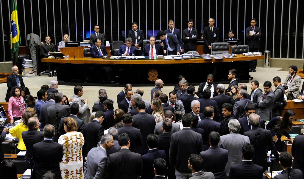 Câmara dos Deputados aprovou nesta quarta (26) a Proposta de Emenda à Constituição 426/14 que aumenta o Fundo de Participação dos Municípios (FPM) em 1 ponto percentual; a Constituição determina que a União repasse ao FPM 23,5% do produto líquido da arrecadação do Imposto de Renda e do IPI; com a PEC, ele passa para 24,5% (Foto: Valter Lima) Câmara dos Deputados aprovou nesta quarta (26) a Proposta de Emenda à Constituição 426/14 que aumenta o Fundo de Participação dos Municípios (FPM) em 1 ponto percentual; a Constituição determina que a União repasse ao FPM 23,5% do produto líquido da arrecadação do Imposto de Renda e do IPI; com a PEC, ele passa para 24,5%