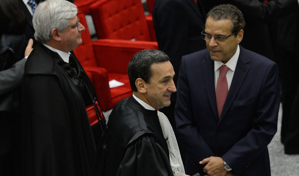 Novo presidente do Superior Tribunal de Justiça, ministro Francisco Falcão, apresentará uma resolução para cortar as viagens internacionais dos colegas; “estão ficando praticamente semanais, estão virando um abuso”, diz; ele também já adiantou que acabará com um salão de beleza, uma academia de ginástica e uma churrasqueira que fica ao lado do restaurante privativo dos ministros (Foto: Roberta Namour) Novo presidente do Superior Tribunal de Justiça, ministro Francisco Falcão, apresentará uma resolução para cortar as viagens internacionais dos colegas; “estão ficando praticamente semanais, estão virando um abuso”, diz; ele também já adiantou que acabará com um salão de beleza, uma academia de ginástica e uma churrasqueira que fica ao lado do restaurante privativo dos ministros