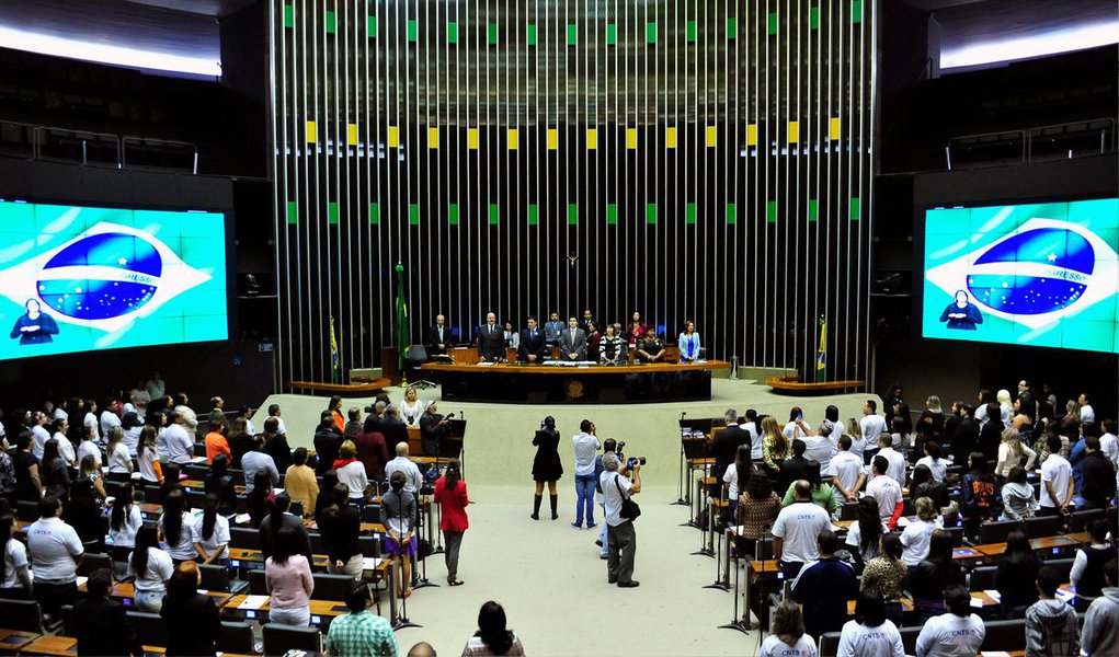 O governo trabalha para obter uma vitória mais expressiva na votação da segunda MP do ajuste fiscal na Câmara, a 664, mas ela não será votada esta semana; o presidente da Câmara, Eduardo Cunha (PMDB), já teria confirmado ao governo que a MP só poderá ser votada na semana que vem; a informação é da colunista Tereza Cruvinel. já o pacote de concessões só deverá ser lançado na última semana do mês (Foto: Valter Lima) O governo trabalha para obter uma vitória mais expressiva na votação da segunda MP do ajuste fiscal na Câmara, a 664, mas ela não será votada esta semana; o presidente da Câmara, Eduardo Cunha (PMDB), já teria confirmado ao governo que a MP só poderá ser votada na semana que vem; a informação é da colunista Tereza Cruvinel. já o pacote de concessões só deverá ser lançado na última semana do mês