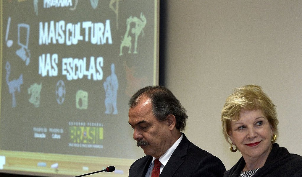 “Uma coisa é certa, se não podemos trocar de comandante, em pleno voo de turbulências, o mínimo que podemos exigir é a troca imediata da equipe de comando. A começar pelo copiloto, responsável maior por ter traçado a desastrada rota de voo”, disse a senadora petista, em referência ao ministro-chefe da Casa Civil, Aloizio Mercadante (Foto: Roberta Namour) “Uma coisa é certa, se não podemos trocar de comandante, em pleno voo de turbulências, o mínimo que podemos exigir é a troca imediata da equipe de comando. A começar pelo copiloto, responsável maior por ter traçado a desastrada rota de voo”, disse a senadora petista, em referência ao ministro-chefe da Casa Civil, Aloizio Mercadante