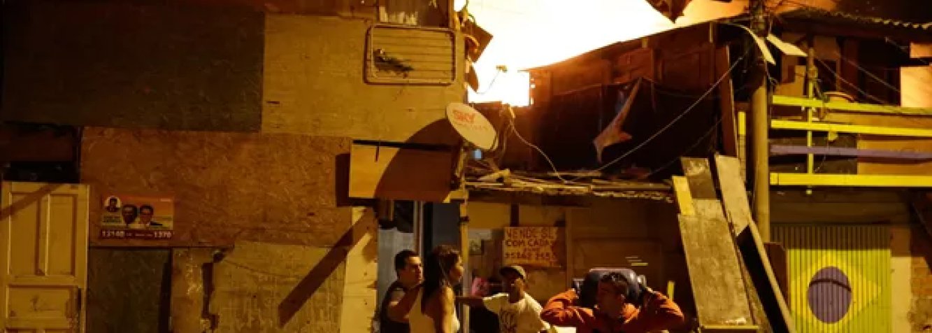 Corpo de Bombeiros vê indícios de intenção criminosa no incêndio que atingiu a comunidade do Morro do Piolho na noite de domingo (7). Segundo a Defesa Civil, cerca de 600 famílias ficaram desabrigadas. O capitão dos Bombeiros Marcos Pallumbo disse que a rápida propagação do fogo é um dos fatos que corroboram com a tese de ação intencional (Foto: Gisele Federicce) Corpo de Bombeiros vê indícios de intenção criminosa no incêndio que atingiu a comunidade do Morro do Piolho na noite de domingo (7). Segundo a Defesa Civil, cerca de 600 famílias ficaram desabrigadas. O capitão dos Bombeiros Marcos Pallumbo disse que a rápida propagação do fogo é um dos fatos que corroboram com a tese de ação intencional
