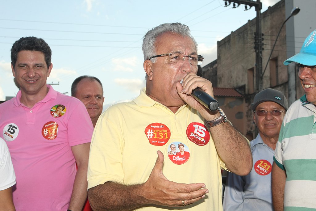 "Evidente que toda pesquisa positiva dá alegria, entusiasmo, levanta a autoestima da tropa e as pessoas se sentem mais entusiasmadas para trabalhar, porque sabem que o trabalho está dando resultados positivos. Vejo essa pesquisa com uma alegria muito grande, uma confiança indescritível na nossa vitória", afirmou Jackson Barreto (PMDB) ao tomar conhecimento do crescimento de 8 pontos de sua candidatura na pesquisa Ibope (Foto: Valter Lima) "Evidente que toda pesquisa positiva dá alegria, entusiasmo, levanta a autoestima da tropa e as pessoas se sentem mais entusiasmadas para trabalhar, porque sabem que o trabalho está dando resultados positivos. Vejo essa pesquisa com uma alegria muito grande, uma confiança indescritível na nossa vitória", afirmou Jackson Barreto (PMDB) ao tomar conhecimento do crescimento de 8 pontos de sua candidatura na pesquisa Ibope