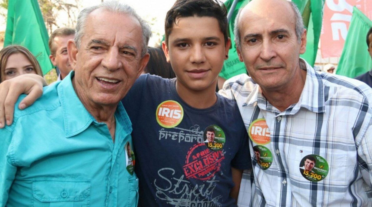 Em discurso após carreata, o candidato Iris Rezende se emocionou ao falar com seus conterrâneos e garantiu o crescimento para o município, nesta sexta-feira; "Fico comovido ao passar por essas ruas onde tudo começou. Saí daqui já um rapaz e fui agraciado com inúmeras conquistas", disse o peemedebista; Iris também fez carreata em Bela Vista e São Miguel do Passa Quatro (Foto: José Barbacena) Em discurso após carreata, o candidato Iris Rezende se emocionou ao falar com seus conterrâneos e garantiu o crescimento para o município, nesta sexta-feira; "Fico comovido ao passar por essas ruas onde tudo começou. Saí daqui já um rapaz e fui agraciado com inúmeras conquistas", disse o peemedebista; Iris também fez carreata em Bela Vista e São Miguel do Passa Quatro