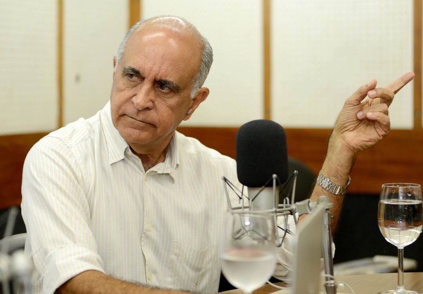 A vulnerabilidade da gestão de Jaques Wagner na área da segurança continua a ser explorada pelos adversários do PT ao governo do Estado, Rui Costa; nesta terça, o candidato do DEM, Paulo Souto, em entrevista à rádio Metrópole, voltou a bater duro no governo; "Fiz uma simulação que me deixou impressionado. Se continuasse a taxa de homicídio de 2006, manteria 20 mil vidas. A primeira coisa a se fazer é recuperar uma relação de confiança entre polícia e governo. Há uma desconfiança incrível" (Foto: Romulo Faro) A vulnerabilidade da gestão de Jaques Wagner na área da segurança continua a ser explorada pelos adversários do PT ao governo do Estado, Rui Costa; nesta terça, o candidato do DEM, Paulo Souto, em entrevista à rádio Metrópole, voltou a bater duro no governo; "Fiz uma simulação que me deixou impressionado. Se continuasse a taxa de homicídio de 2006, manteria 20 mil vidas. A primeira coisa a se fazer é recuperar uma relação de confiança entre polícia e governo. Há uma desconfiança incrível"