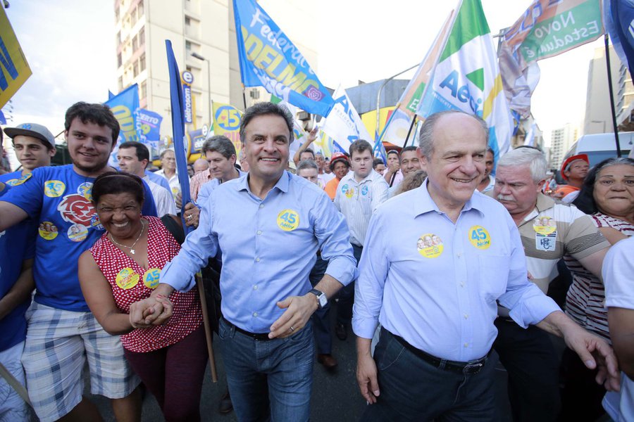 Presidenciável tucano fez da vitória em Minas, tanto da presidencial quanto da eleição para governador, o "ponto de resistência" de sua campanha; caso sofra as duas derrotas, deixando o PSDB fora do segundo turno na disputa pelo Planalto pela primeira vez desde as eleições pós-1989, "seu capital político terá sofrido uma grave corrosão", avalia Tereza Cruvinel, em seu blog no 247; "Aécio mobilizou a ampla base municipal tucana no estado para alavancar a candidatura de Pimenta nas próximas semanas. Recuperar a liderança em Minas tornou-se para ele agora uma prioridade", diz a jornalista (Foto: Gisele Federicce) Presidenciável tucano fez da vitória em Minas, tanto da presidencial quanto da eleição para governador, o "ponto de resistência" de sua campanha; caso sofra as duas derrotas, deixando o PSDB fora do segundo turno na disputa pelo Planalto pela primeira vez desde as eleições pós-1989, "seu capital político terá sofrido uma grave corrosão", avalia Tereza Cruvinel, em seu blog no 247; "Aécio mobilizou a ampla base municipal tucana no estado para alavancar a candidatura de Pimenta nas próximas semanas. Recuperar a liderança em Minas tornou-se para ele agora uma prioridade", diz a jornalista